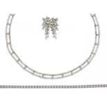 DIAMANT-SET: COLLIER, ARMBAND UND BROSCHE. Deutschland, um 1930/80. 750/- Weißgold, Gesamtgewicht: