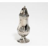 ZUCKERSTREUER MIT GIRLANDENZIER. Wohl 19. Jh. Silber. Ca. 194g. Höhe 17,5cm. Marken weitgehend