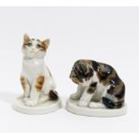 2 KATZEN. Meissen. Modell E. Hösel, 1917. Porzellan, farbiges Dekor. Höhe 7,5cm/10,5cm.