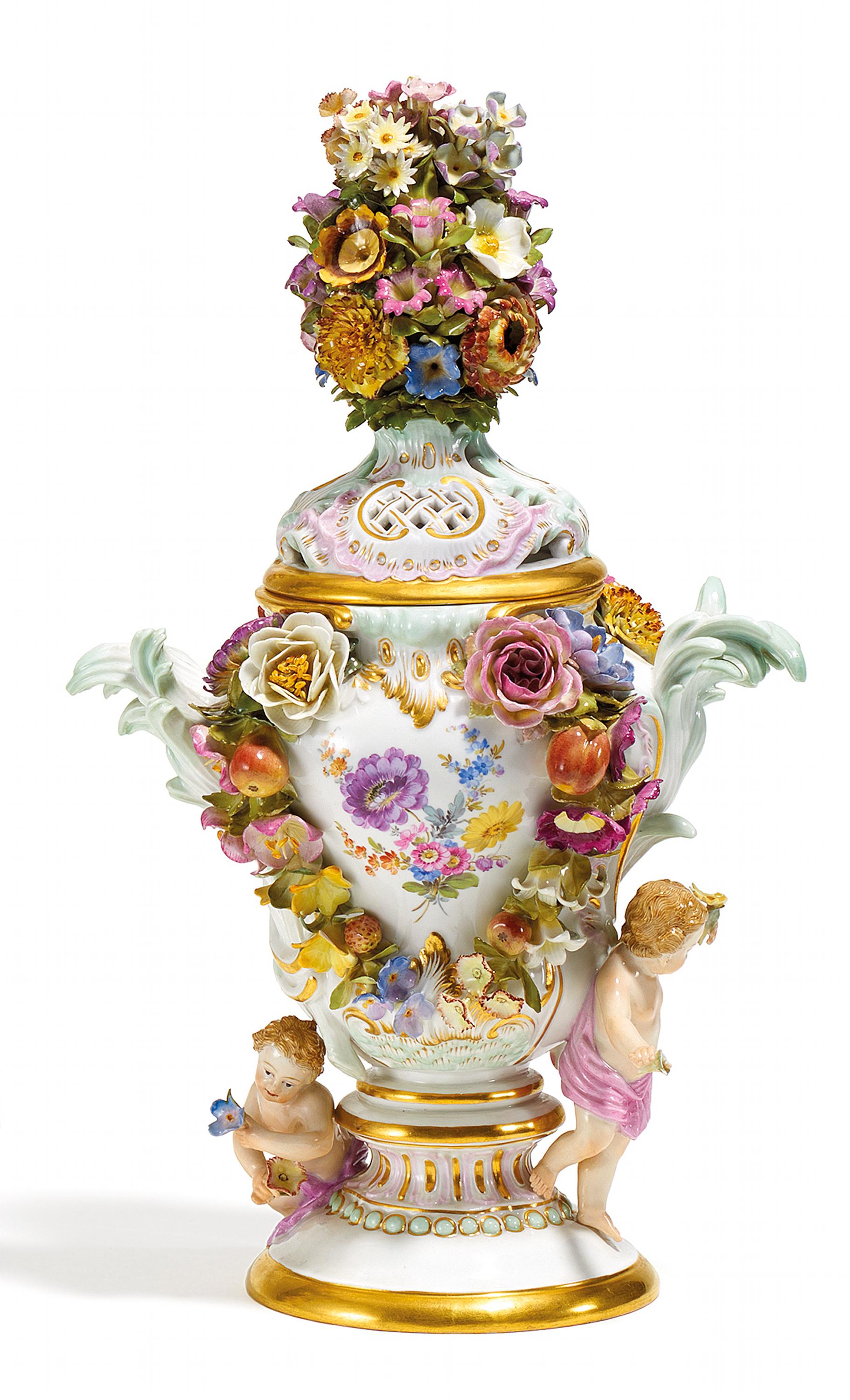 KLEINE POTPOURRIVASE MIT BLUMENBOUQUETS. Meissen. Vor 1924. Modell J.J. Kaendler und E.A. Leuteritz.