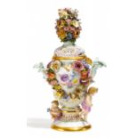 KLEINE POTPOURRIVASE MIT BLUMENBOUQUETS. Meissen. Vor 1924. Modell J.J. Kaendler und E.A. Leuteritz.