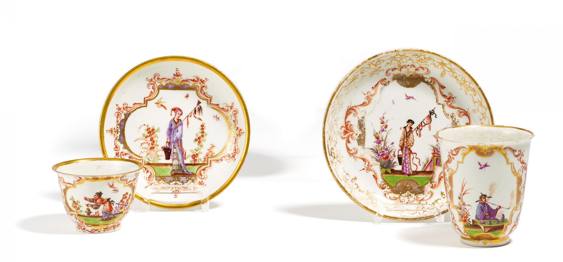 BECHER MIT UNTERSCHALE & KOPPCHEN MIT UNTERSCHALE CHINOISERIEDEKOR. Meissen. Um 1723/24. Einmal