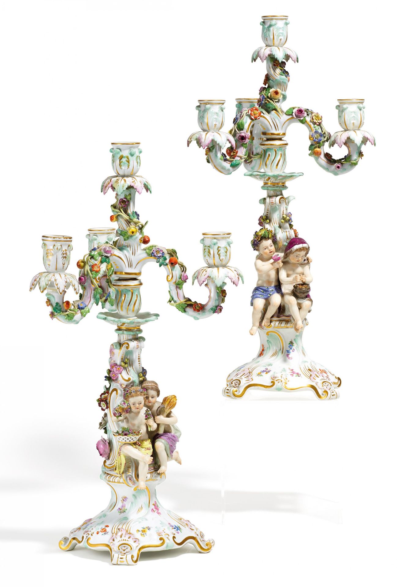 PAAR LEUCHTER MIT ALLEGORIEN DER VIER JAHRESZEITEN. Meissen. 19. Jh. Porzellan, farbig und gold