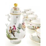 KAFFEESERVICE MIT VOGELPAAREN. Meissen. Um 1760. Porzellan, farbig und gold dekoriert. Insgesamt