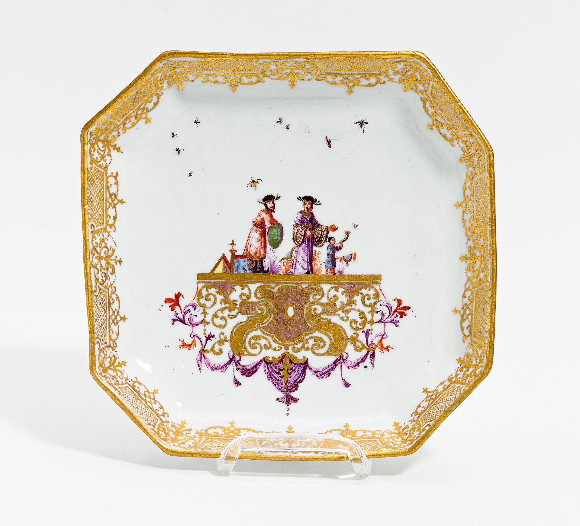 OKTOGONALE SCHALE MIT CHINOISERIEN. Meissen. Um 1735-40. Porzellan, farbig und gold dekoriert.
