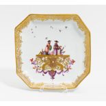 OKTOGONALE SCHALE MIT CHINOISERIEN. Meissen. Um 1735-40. Porzellan, farbig und gold dekoriert.