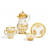 KAFFEEKANNE, DOPPELHENKELBECHER & KOPPCHEN UND UNTERSCHALE MIT GOLDCHINESEN. Meissen. Um 1720-25.