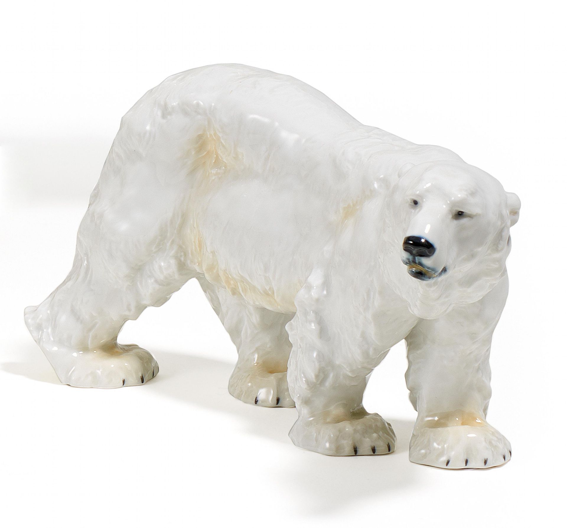 KLEINER EISBÄR. Meissen. Modell O. Jarl, 1903. Porzellan, sparsam farbig staffiert. Länge 22cm.