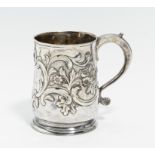 GEORGE II MUG MIT RELIEFDEKOR. London. 1732-33. Wohl Thomas Tearle. Silber. Ca. 194g. Höhe 9,5cm. BZ