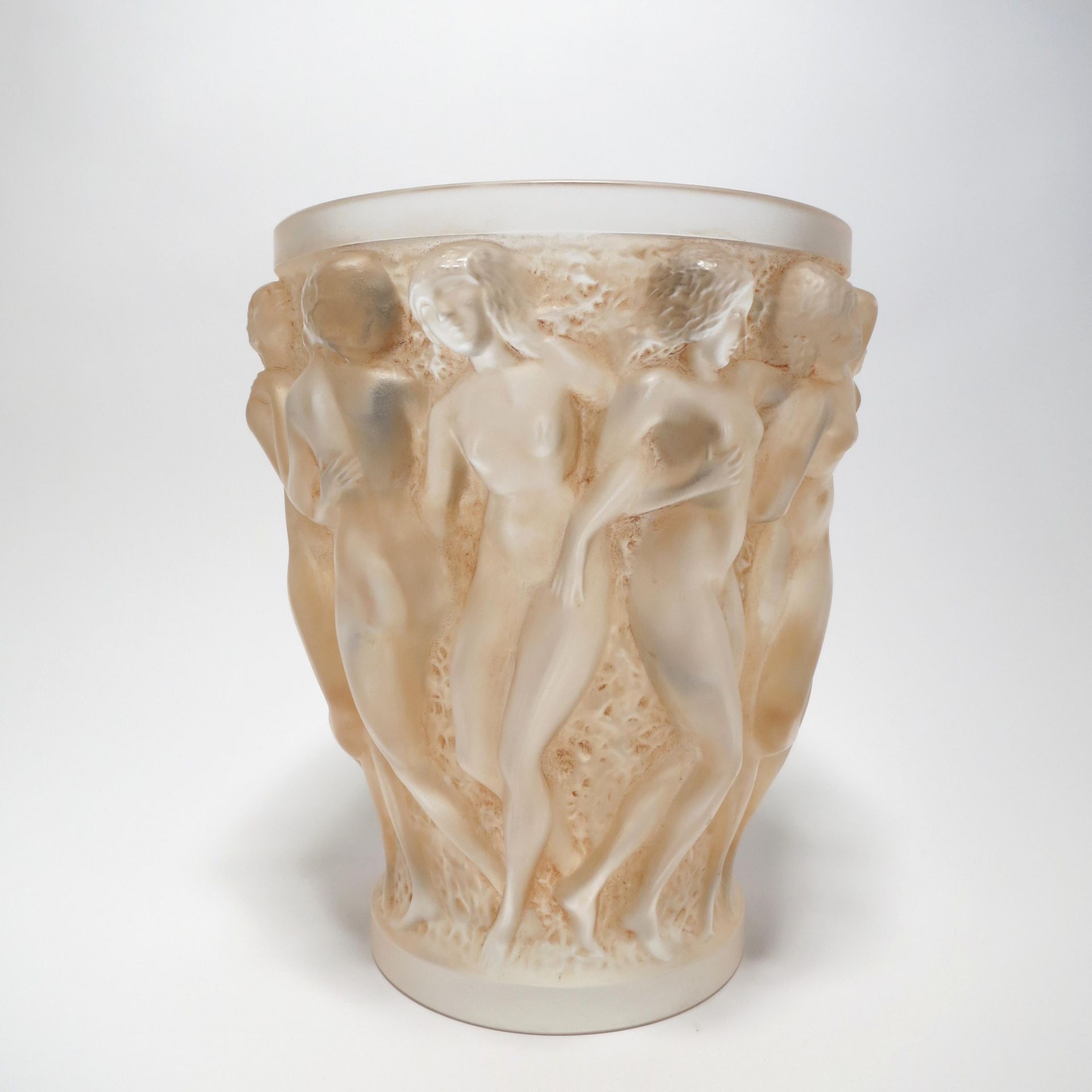 VASE 'BACCHANTES'. Lalique, René. Wingen-sur-Moder. Modell 1927. Farbloses Glas im Model geformt,