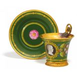 TASSE UND UNTERTASSE MIT DER KINDERBÜSTE DES 'ROI DE ROME' NAPOLEON II (1811-1832). Sèvres. 1811.