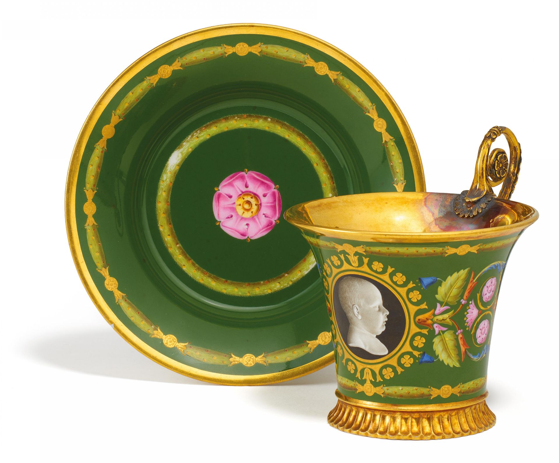 TASSE UND UNTERTASSE MIT DER KINDERBÜSTE DES 'ROI DE ROME' NAPOLEON II (1811-1832). Sèvres. 1811.