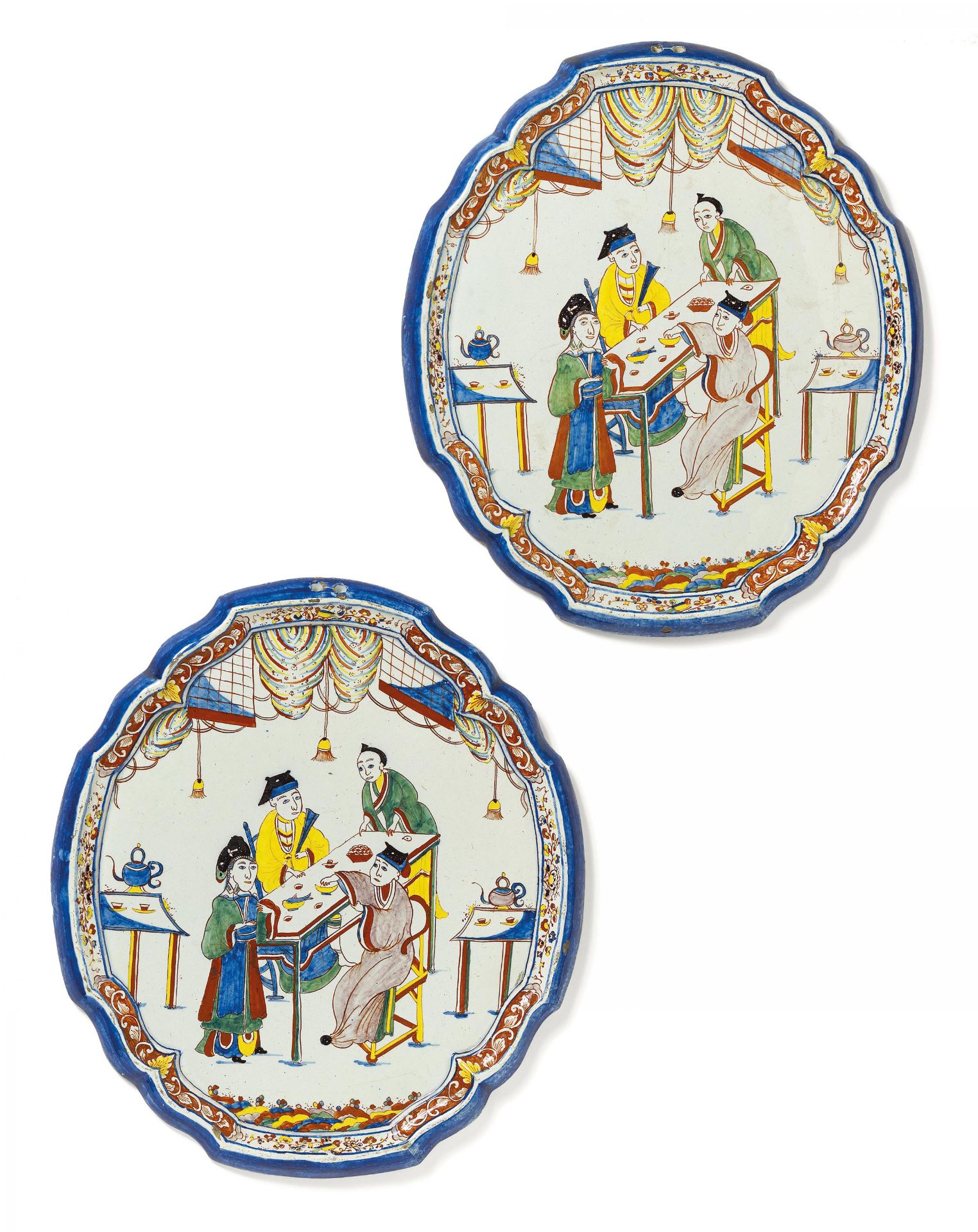 PAAR PLAKETTEN MIT FARBIGEN CHINOISERIEN. Delft. Um 1740-60. Beiger Scherben mit lichtblauer