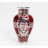 GROßE BALUSTERFÖRMIGE OVERLAY-VASE MIT BLUMENRISPEN. Wohl USA. 20. Jh. Ochsenblut-rotes Glas, darauf