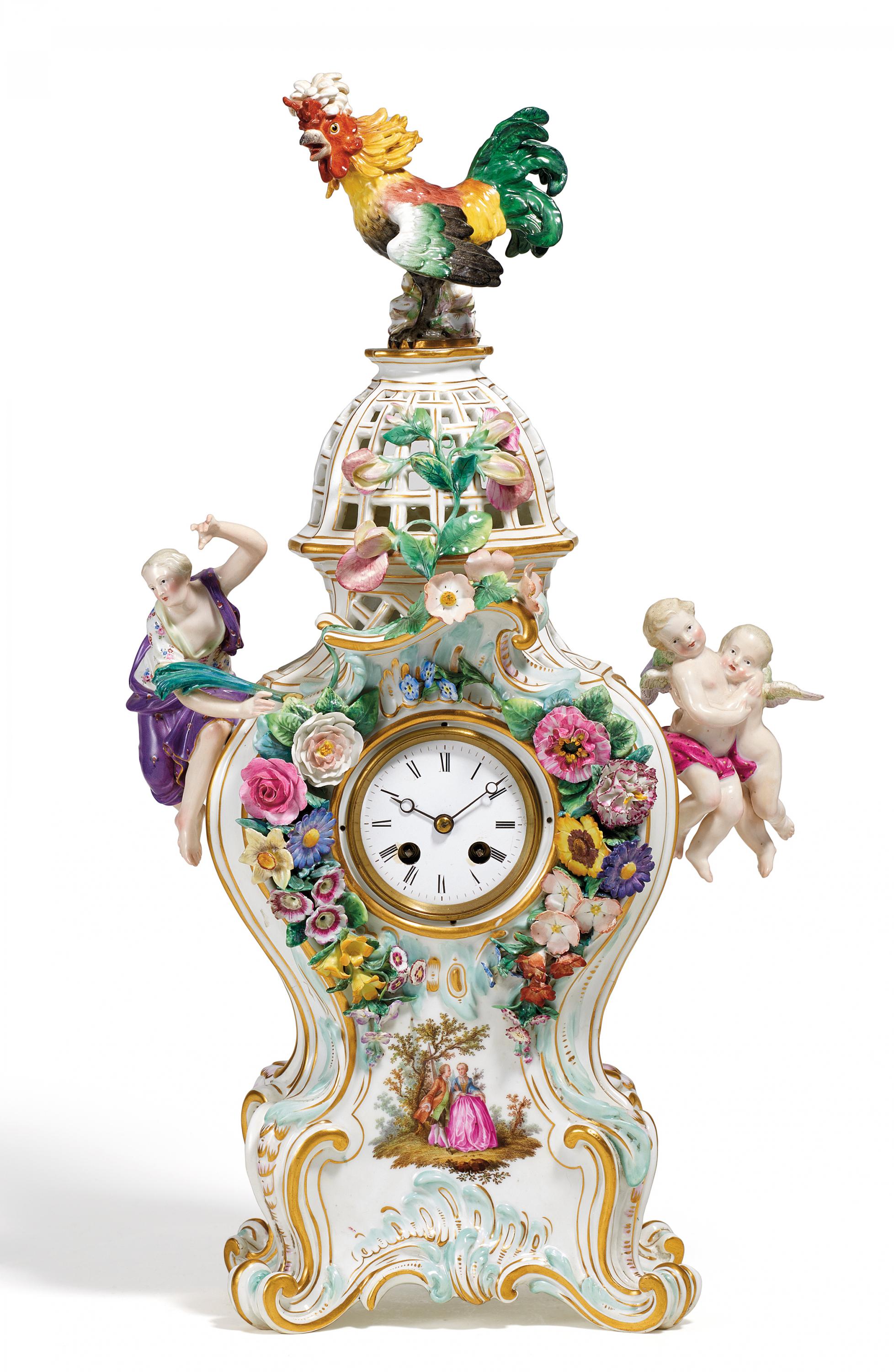 PENDULE MIT HAHN. Meissen. Vor 1924. Porzellan, farbig und gold staffiert. Geschweifte Form auf