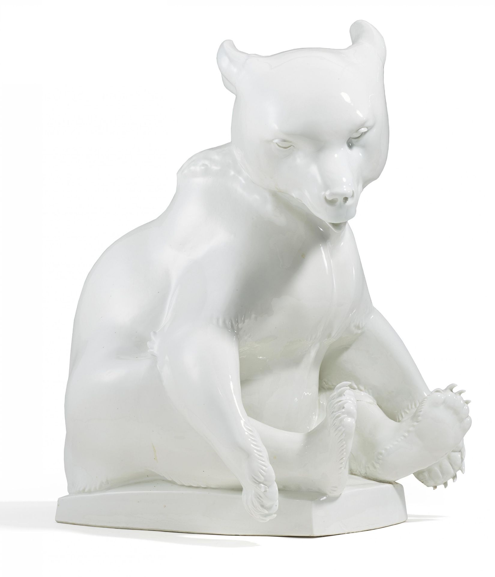 GROßER BÄR. Meissen. nach 1946. Modell M. Esser, 1929. Porzellan, weiß. Der junge Bär auf einem