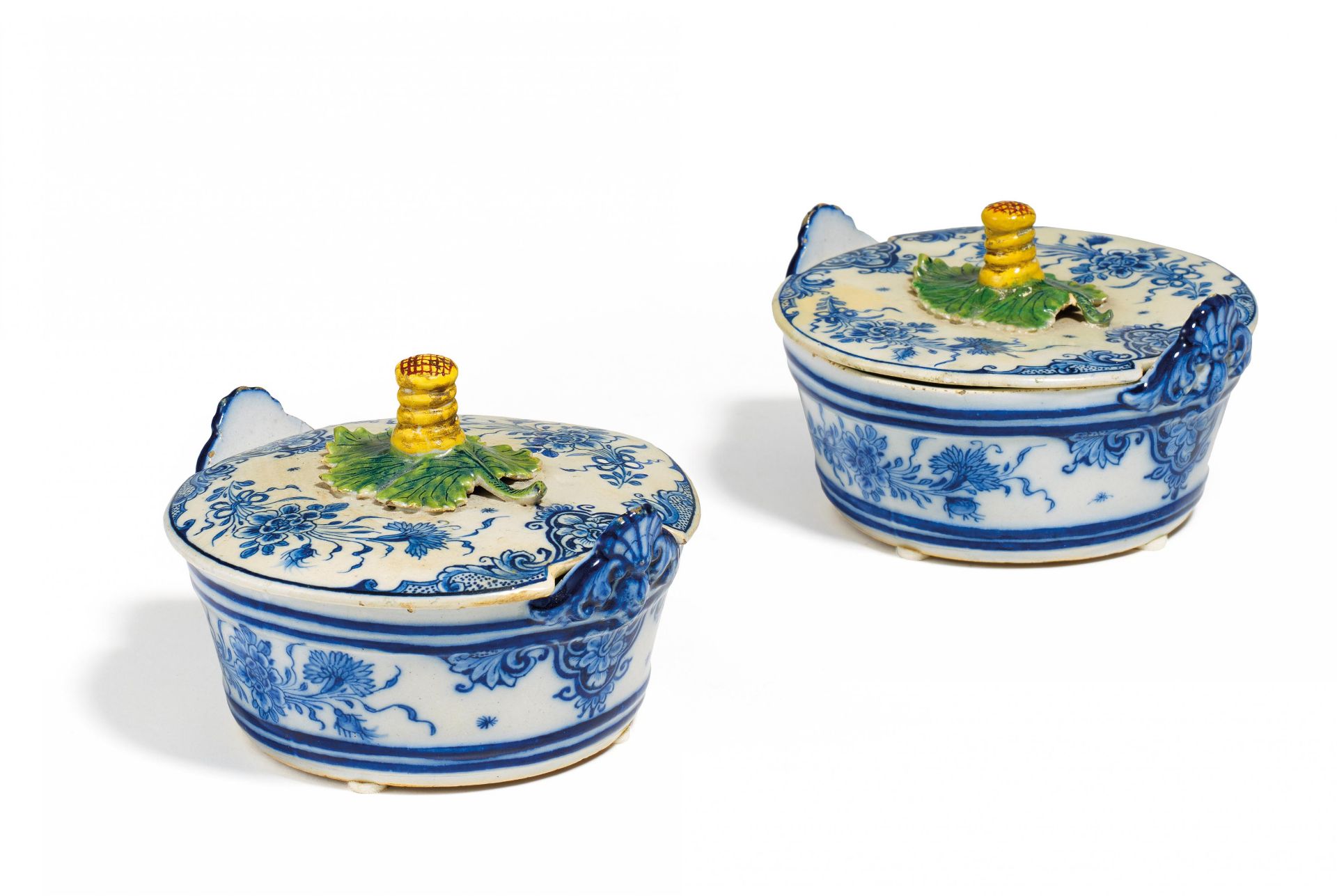 PAAR BUTTERDOSEN. Delft. 1740-1769. De Paeuw. Sandfarbener Scherben mit weißer Glasur. Dekor in