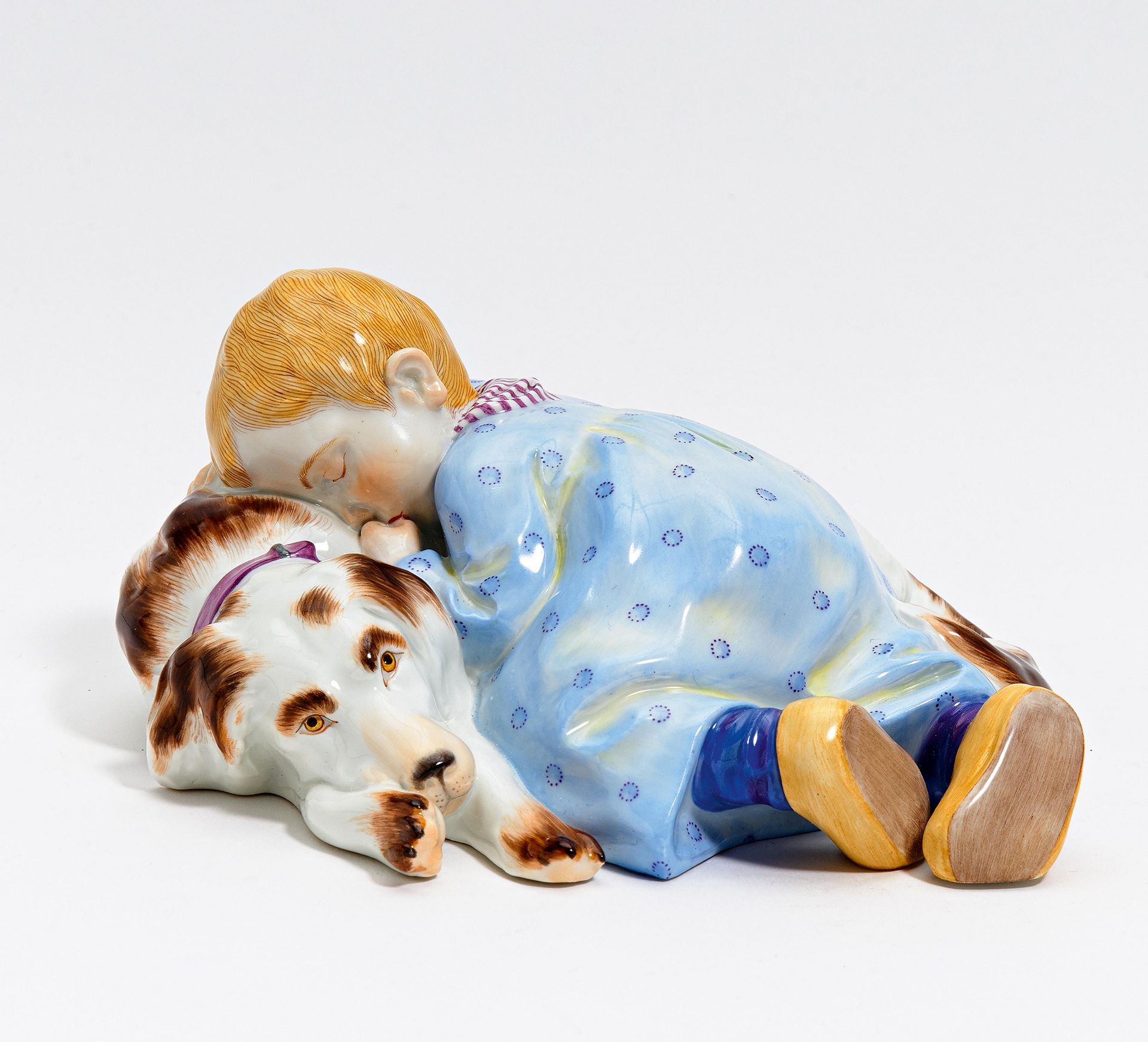 SCHLAFENDES KIND MIT HUND. Meissen. Modell K. Hentschel. Porzellan, farbiges Dekor. Kleiner