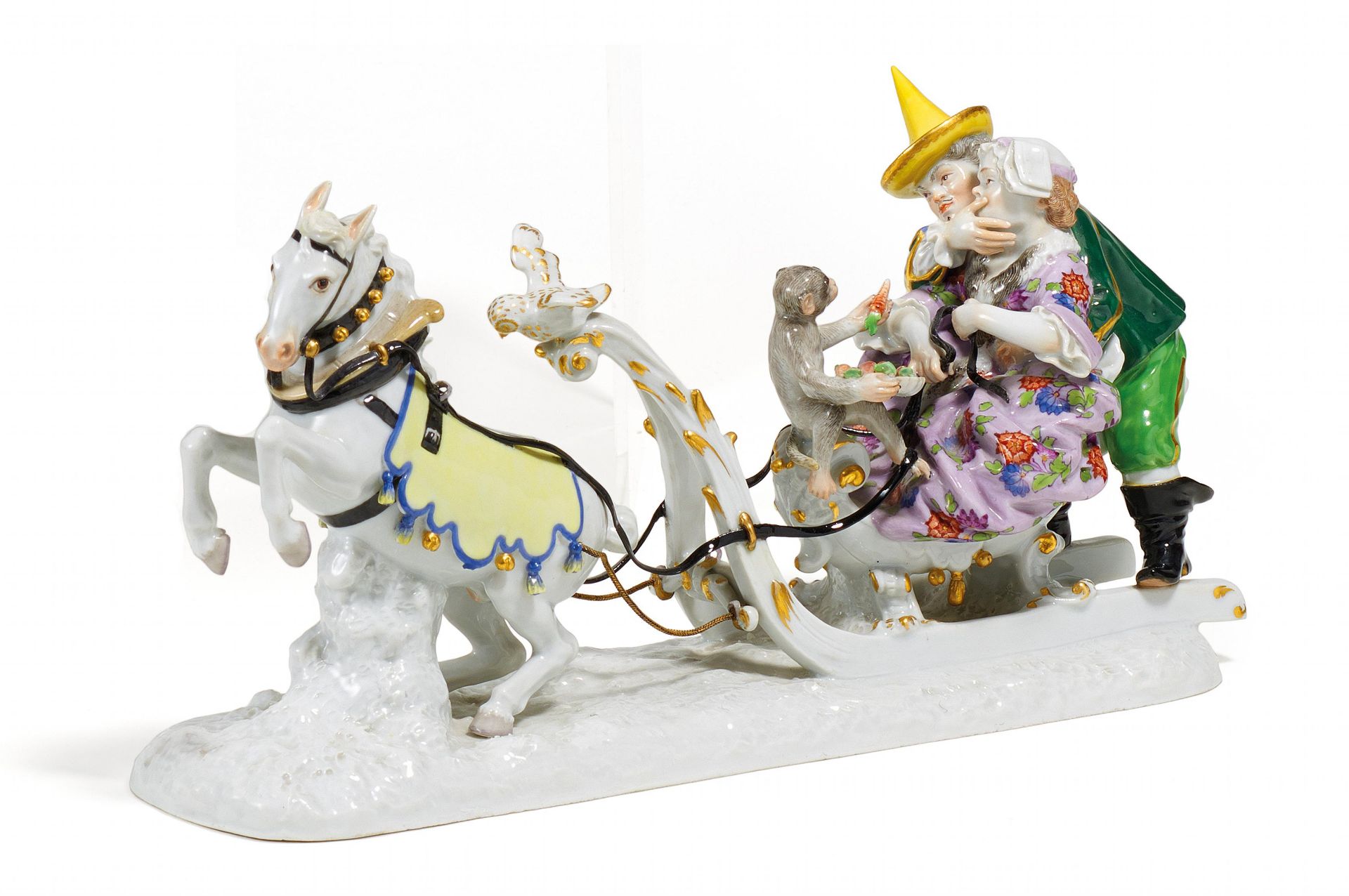 HOFNARREN IM SCHLITTEN. Meissen. 1924-1934. Modell J.J. Kaendler. Porzellan, farbig und gold