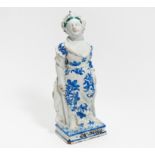 ALLEGORIE DER HOFFNUNG. Deutschland. 18./19. Jh. Keramik mit lichtblauer Glasur und Dekor in Blau,
