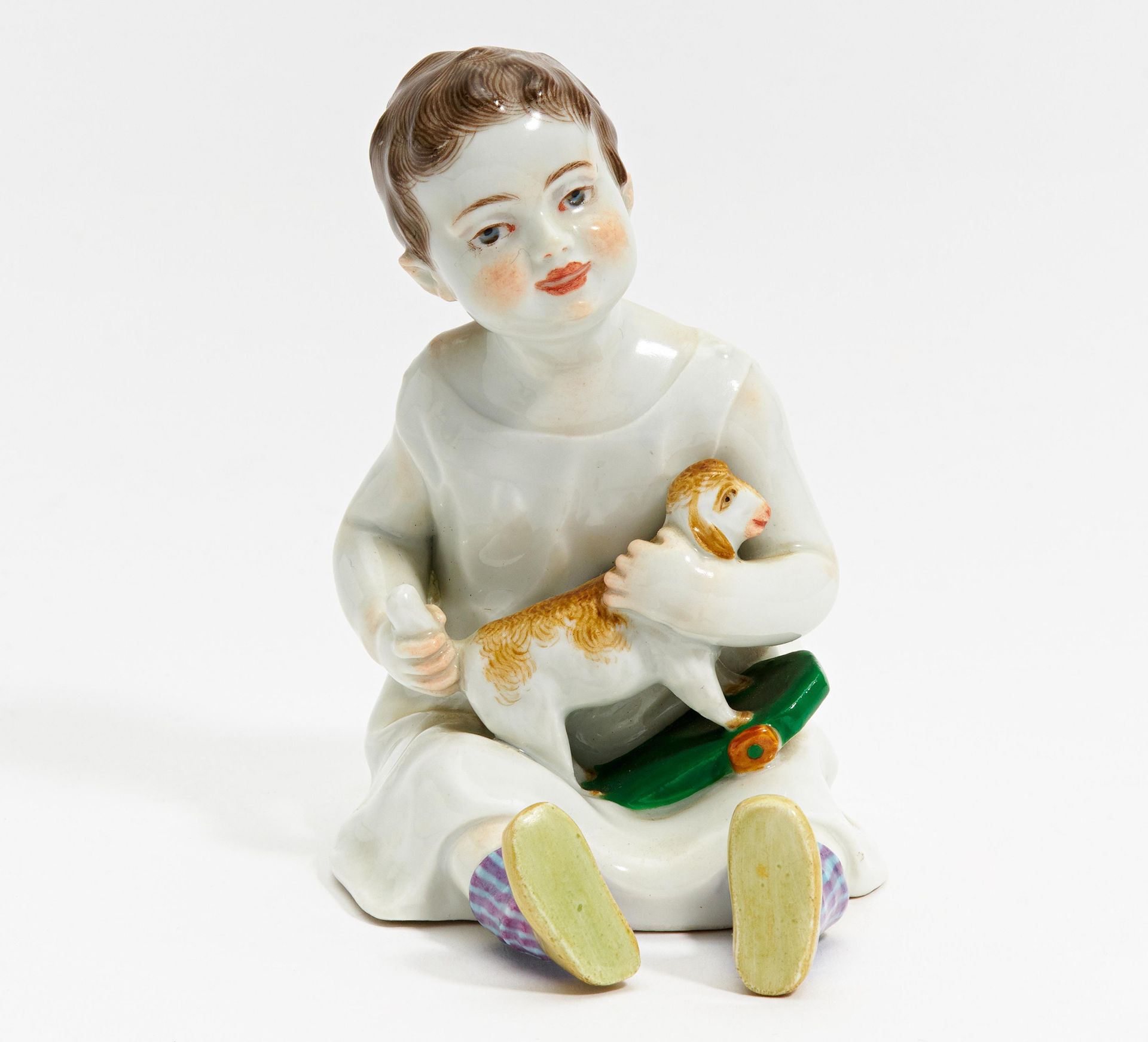 KIND MIT SPIELZEUGSCHAF. Meissen. Vor 1924. Modell E. Oehler, 1909. Porzellan, farbiges Dekor.