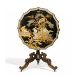 SALONTISCH MIT CHINOISERIEN, SOGENANNTER TILT TOP TABLE. England. 19.Jh. Schwarzer Lack mit