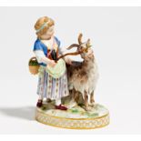 MÄDCHEN MIT ZIEGENBOCK. Meissen. Vor 1924. Modell J.C. Schönheit. Porzellan. Höhe 15cm.