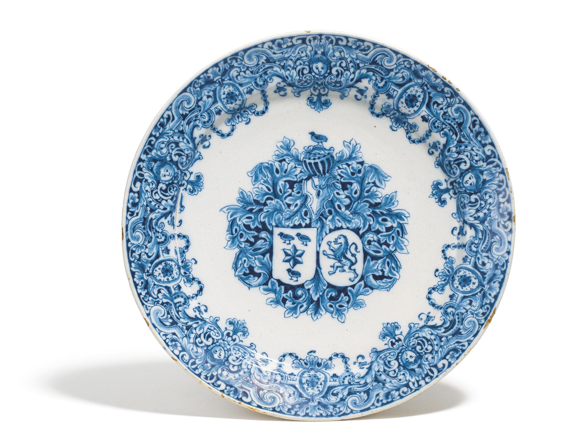 TELLER MIT WAPPENDEKOR. Delft. Um 1750-60. De Witte Ster. Sandfarbener Scherben mit weißer Glasur