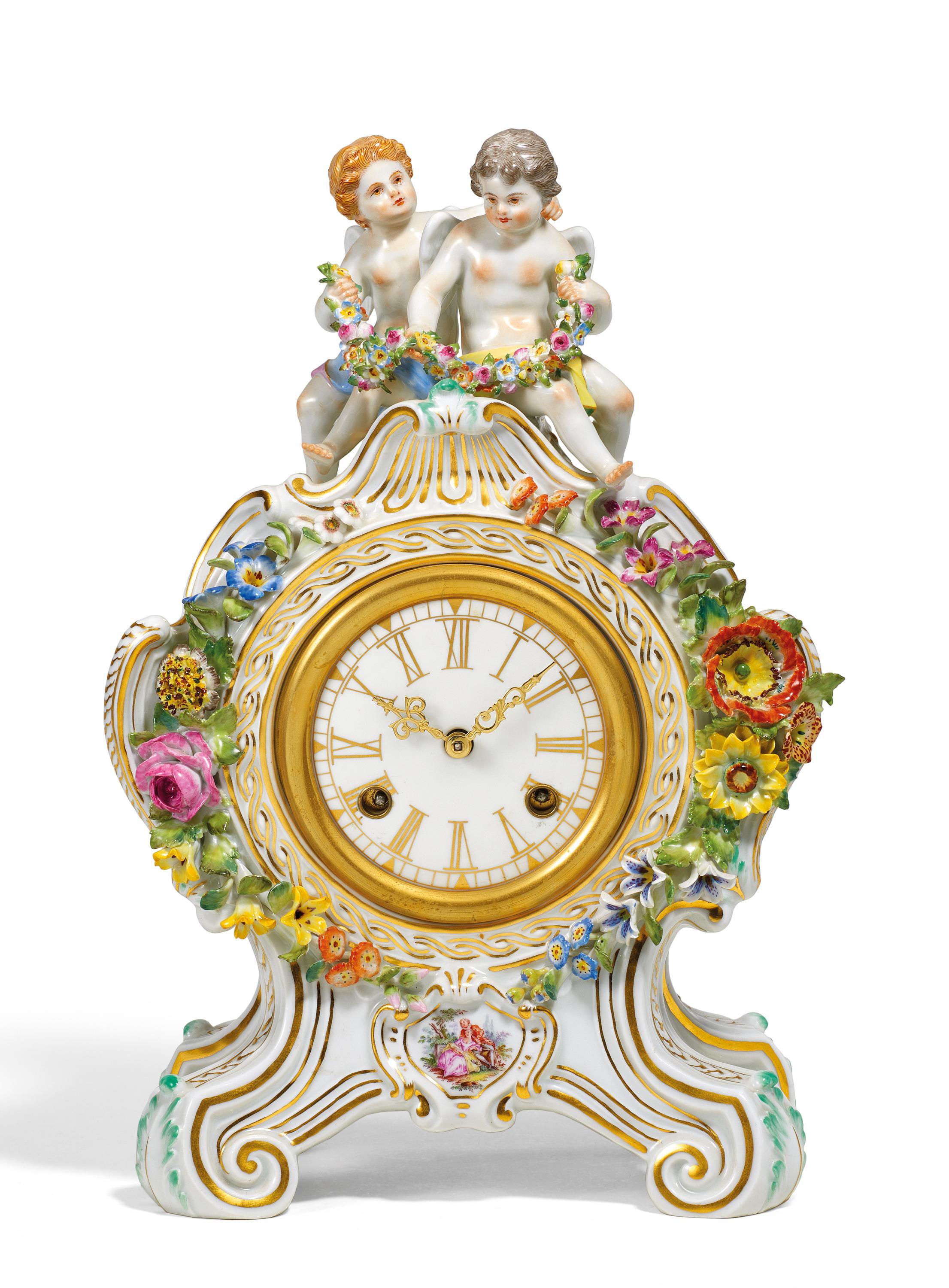 KLEINE PENDULE MIT AMORETTEN. Meissen. Modell E.A. Leuteritz. Porzellan, farbig und gold