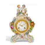 KLEINE PENDULE MIT AMORETTEN. Meissen. Modell E.A. Leuteritz. Porzellan, farbig und gold