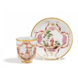 BECHERTASSE UND UNTERSCHALE MIT HAUSMALEREIDEKOR. Wohl Meissen. 18.Jh. Porzellan, farbig und gold