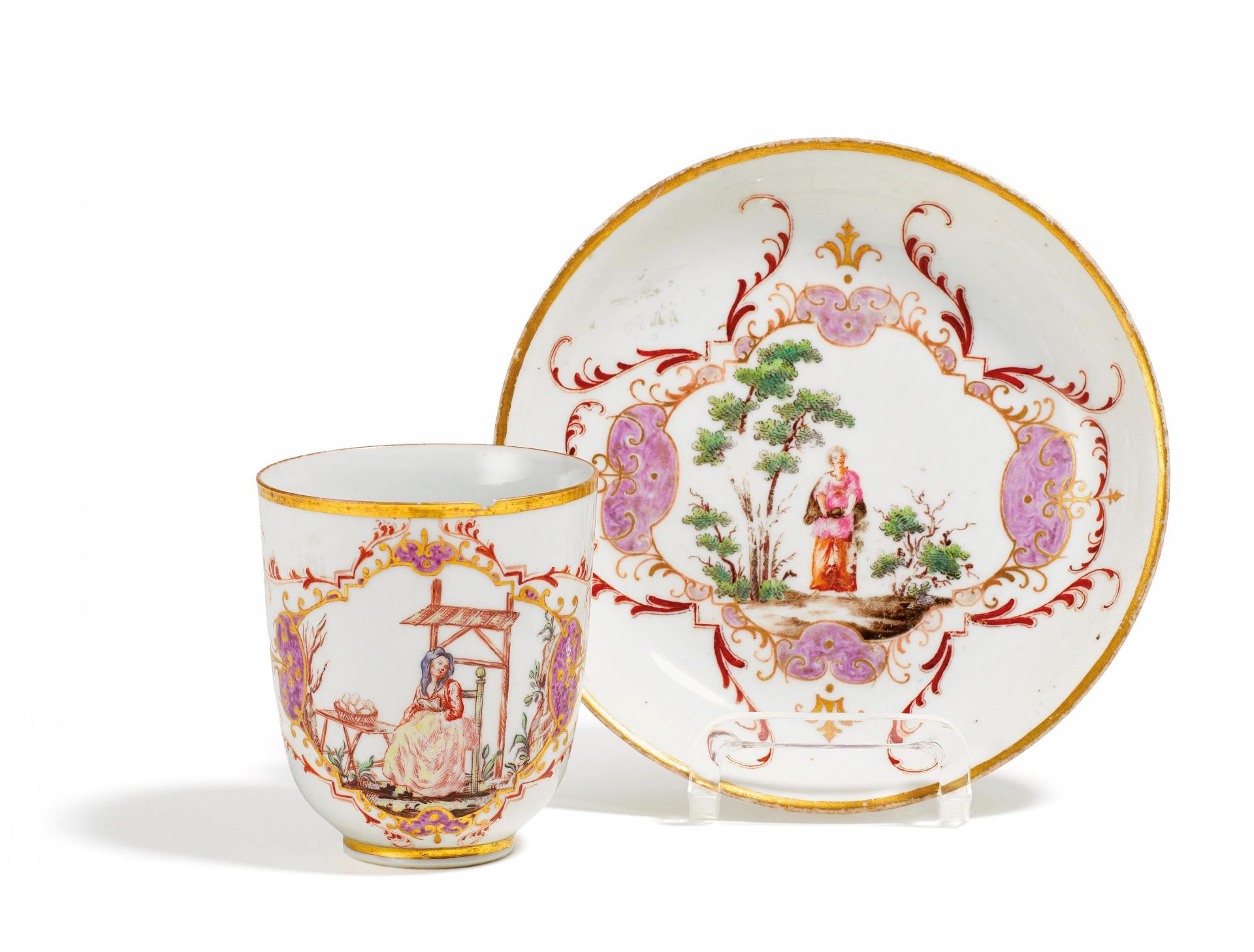 BECHERTASSE UND UNTERSCHALE MIT HAUSMALEREIDEKOR. Wohl Meissen. 18.Jh. Porzellan, farbig und gold