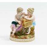 KINDER MIT VOGELBAUER. Meissen. Vor 1924. Modell J.C. Schönheit. Porzellan, farbig und gold