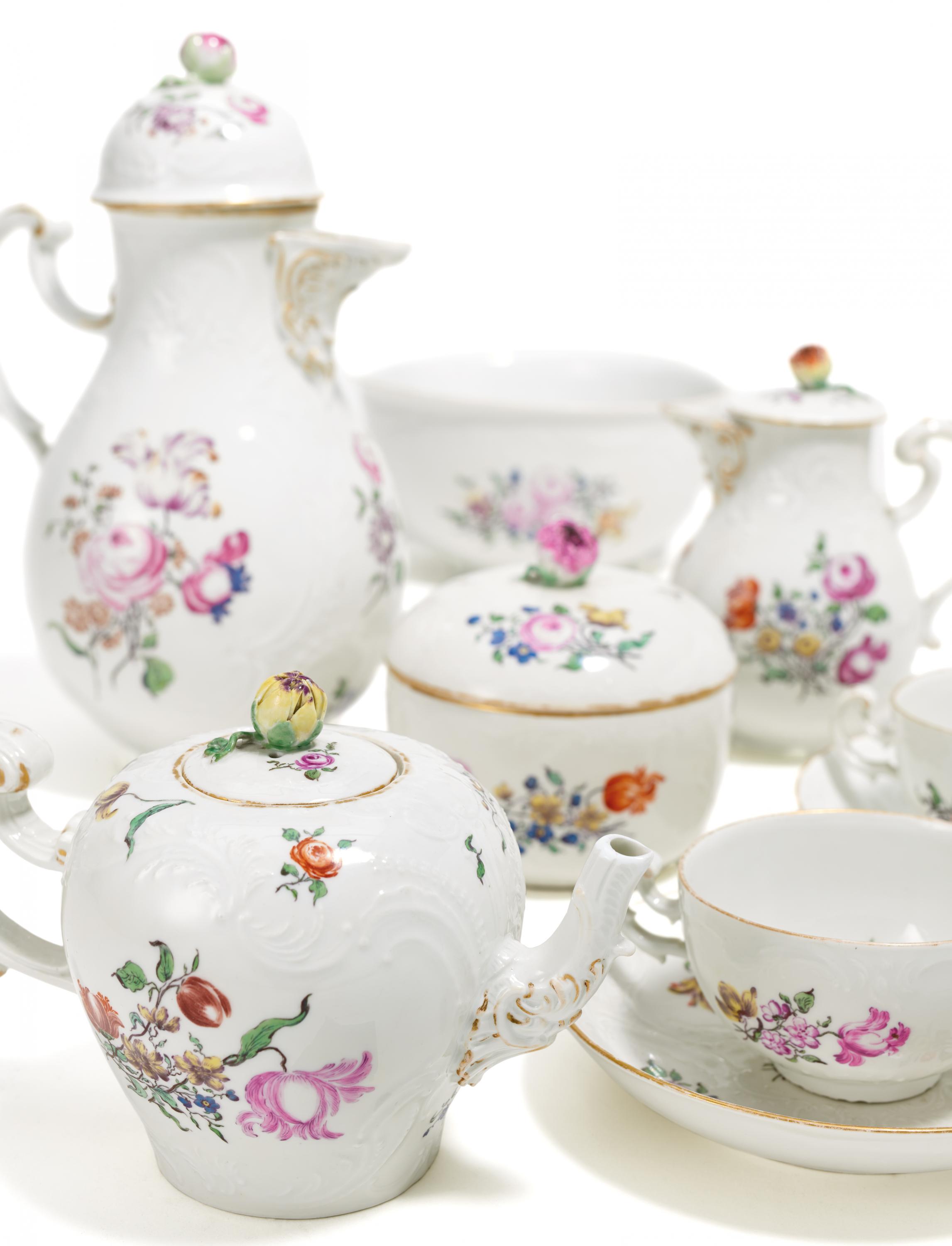 KAFFEE- UND TEESERVICE MIT BLUMENDEKOR. Meissen. Um 1750. Porzellan, farbig und gold dekoriert.