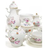 KAFFEE- UND TEESERVICE MIT BLUMENDEKOR. Meissen. Um 1750. Porzellan, farbig und gold dekoriert.