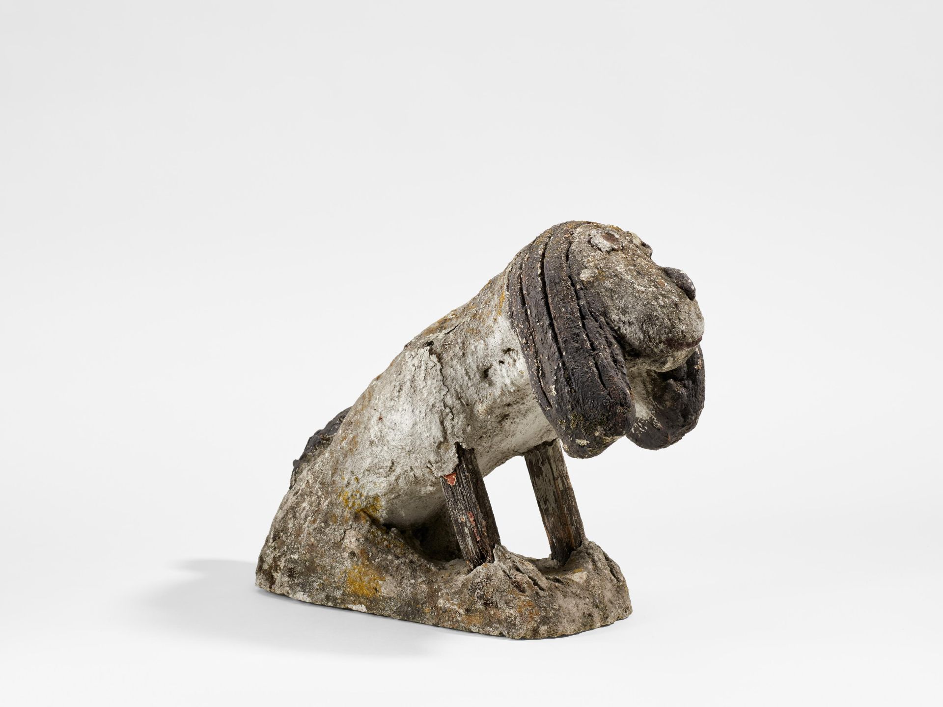 Bödeker, ErichRecklinghausen 1904 - 1971Sitzender Hund. Beton und Holz, partiell farbig gefasst. Ca.