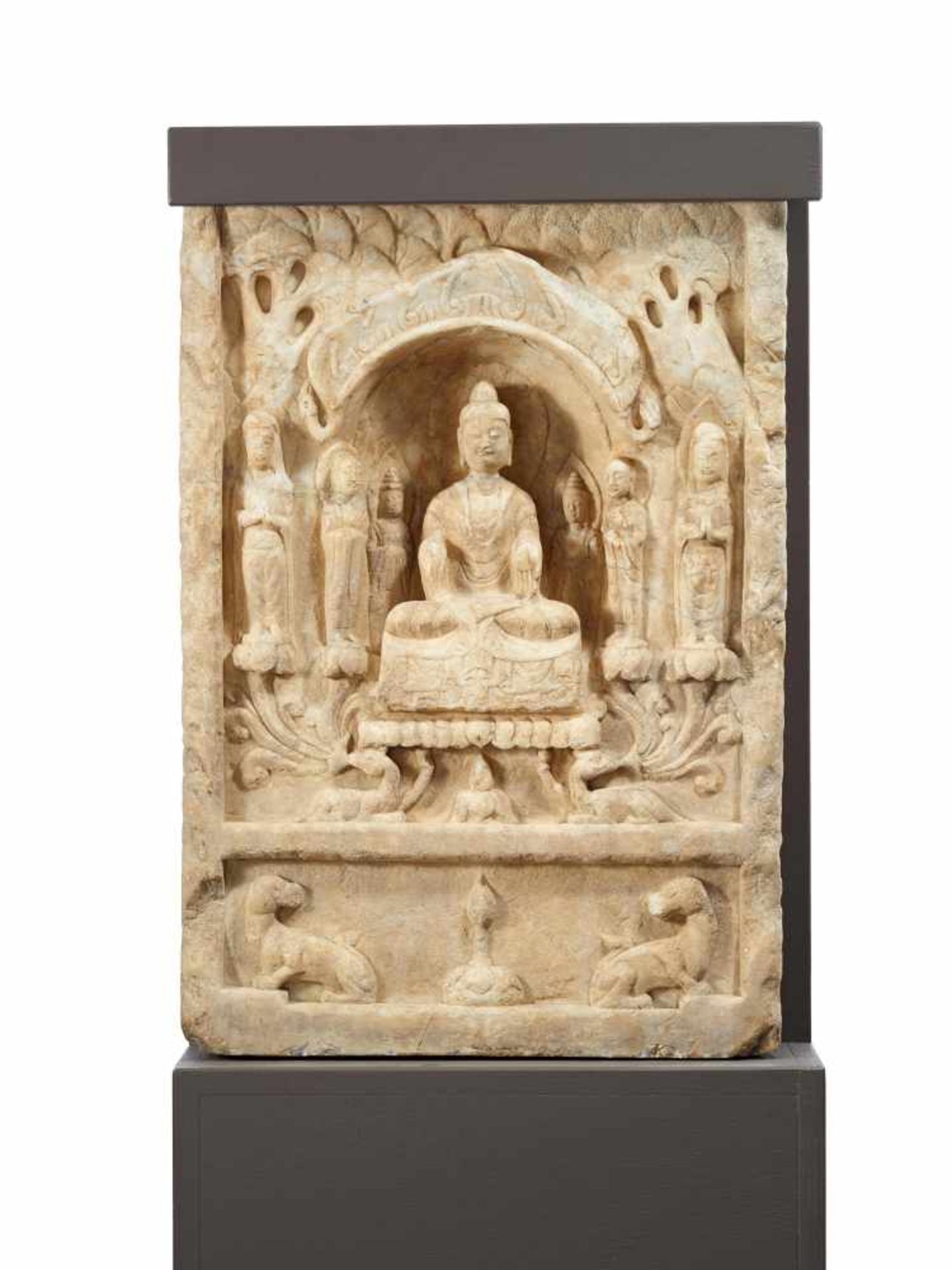 STELE MIT BUDDHA, BODHISATTVA UND MÖNCHEN. China. Nördliche und südliche Dynastien (420-581). 6. Jh.