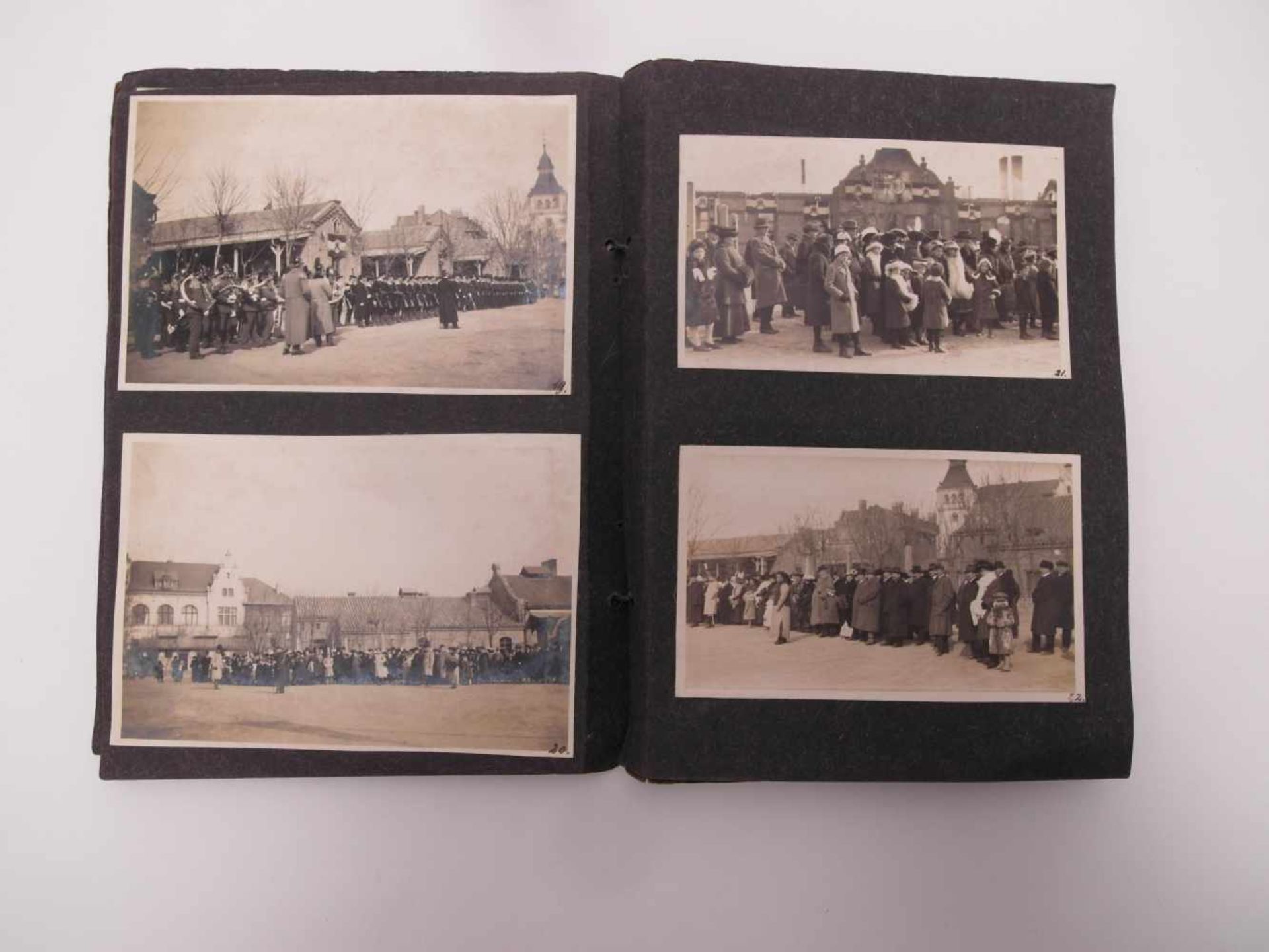 ALBUM MIT FOTOS DER PARADE ZUM KAISERGEBURTSTAG. China. Datiert 29. Januar 1917. Heft (25,5 x 19, - Bild 4 aus 11