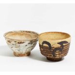 CHAWAN IM VIETNAMESISCHEN STIL UND CHAWAN MIT BLÄTTERZWEIG. Vietnam und Japan. 16. und 20. Jh. a)