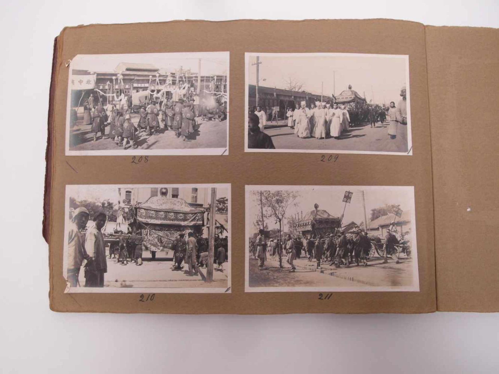 GROßES FOTOALBUM "TYPE AND STREET SCENES". China. Um 1900. Braunes Album mit 103 Fotos in - Bild 26 aus 26