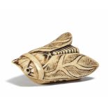 NETSUKE: ZIKADE. Japan. 19. Jh. Bein. Breite 4,3cm. Zustand A/B. Provenienz:-Westdeutsche