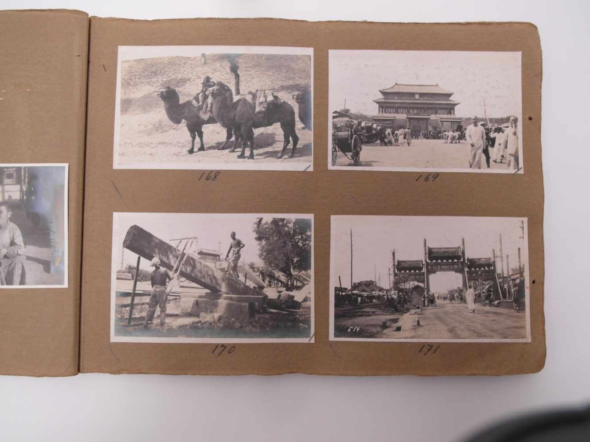 GROßES FOTOALBUM "TYPE AND STREET SCENES". China. Um 1900. Braunes Album mit 103 Fotos in - Bild 15 aus 26