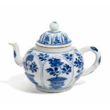 KLEINE TEEKANNE MIT PÄONIEN. China. Kangxi-Periode (1661-1722). Dünnwandiges Porzellan, fein