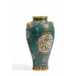 GROßE MEIPING-VASE MIT ISLAMISCHEN INSCHRIFTEN. China. Kupferbronze mit Cloisonné und Vergoldung.