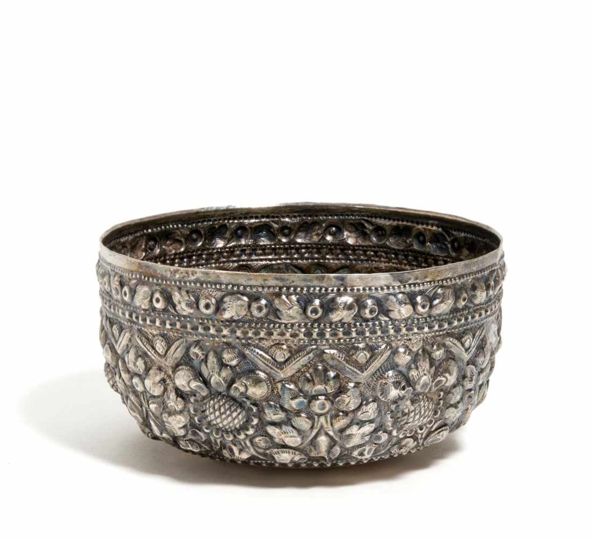 SCHALE MIT FRÜCHTEN UND BLÜTEN. Burma/Myanmar. 2. Hälfte 19. Jh. Silber in Repoussé. Höhe 10cm, Ø