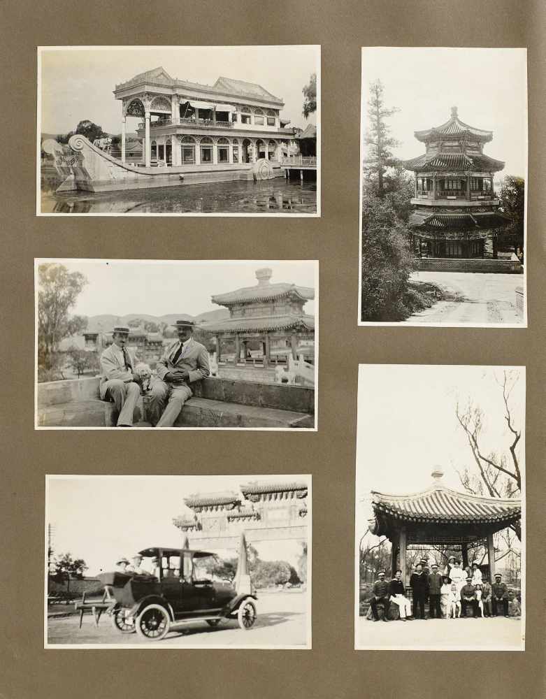 FOTOALBUM ZUR DEUTSCHEN MARINE UND DEM LEBEN IN DER DEUTSCHEN KOLONIE. China. Um 1900. Grünes - Image 2 of 18