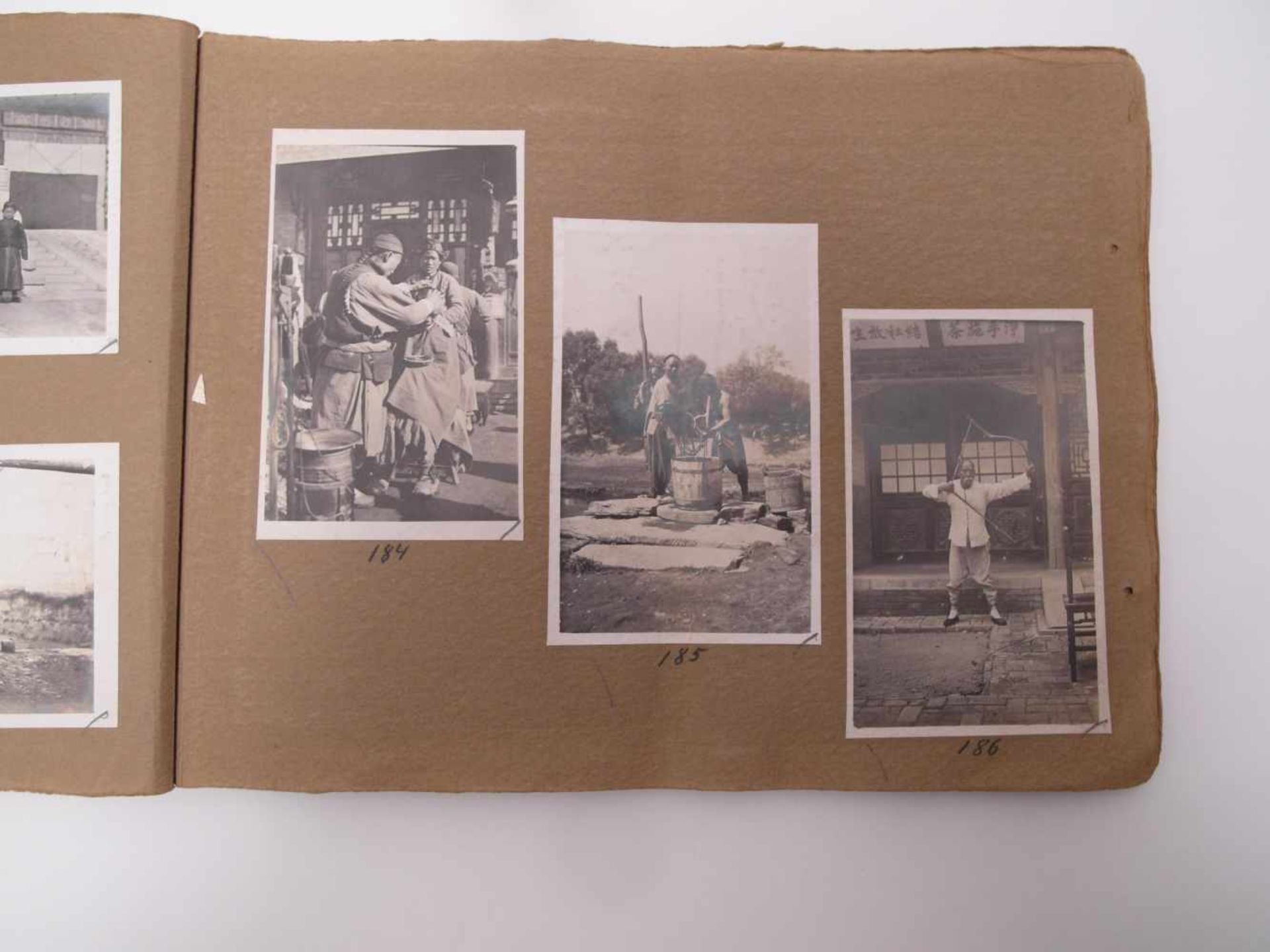 GROßES FOTOALBUM "TYPE AND STREET SCENES". China. Um 1900. Braunes Album mit 103 Fotos in - Bild 19 aus 26