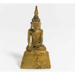 BUDDHA MARAVIJAYA AUF HOHEM SOCKEL. Burma. Konbaung (1752-1885). 18./19. Jh. Bronze. H.19cm. Auf dem