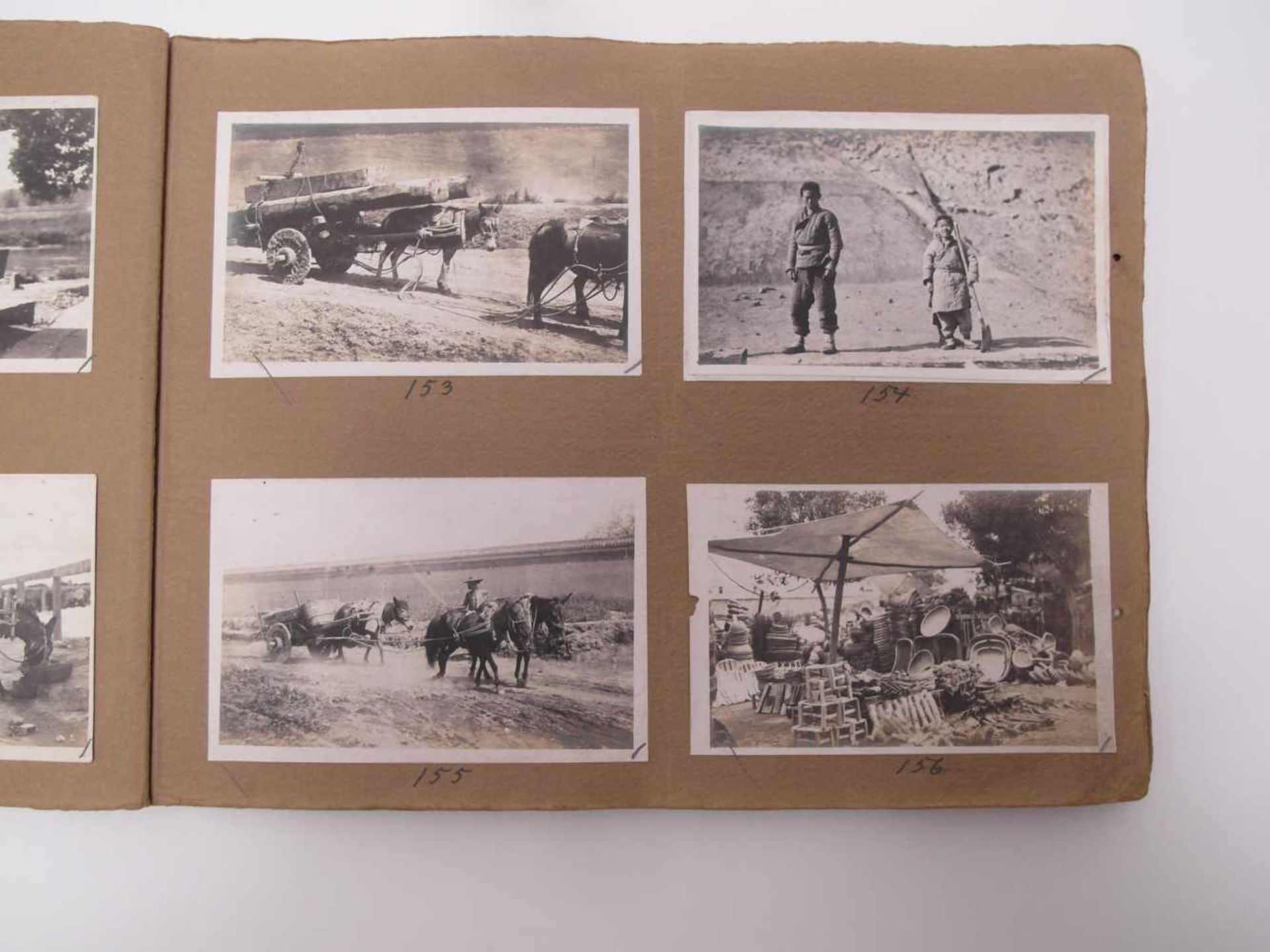 GROßES FOTOALBUM "TYPE AND STREET SCENES". China. Um 1900. Braunes Album mit 103 Fotos in - Bild 11 aus 26