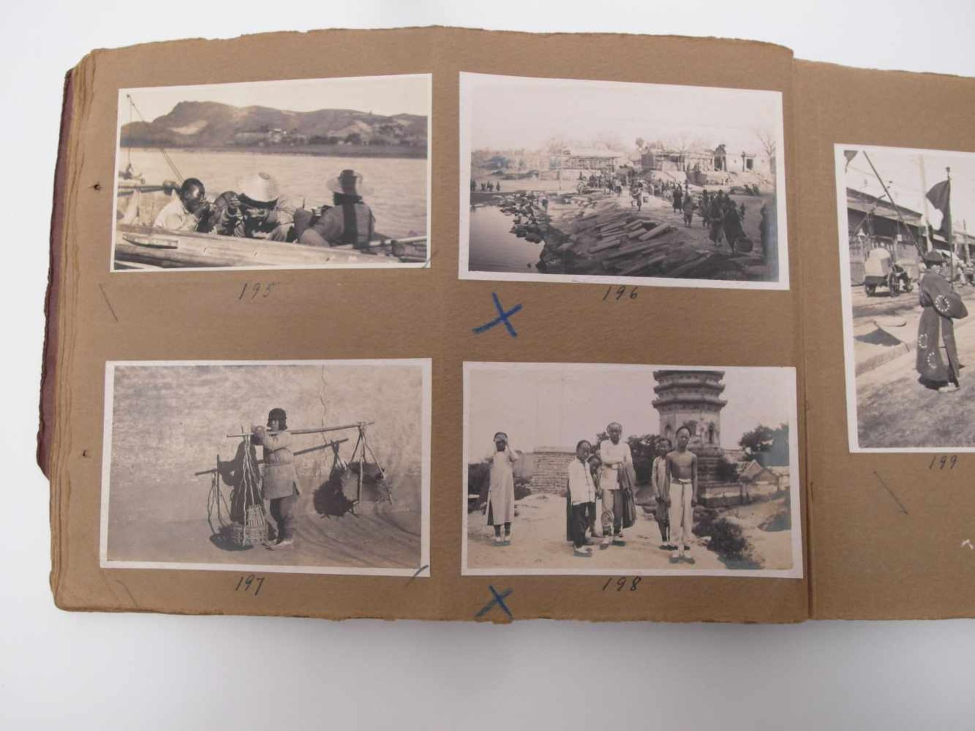 GROßES FOTOALBUM "TYPE AND STREET SCENES". China. Um 1900. Braunes Album mit 103 Fotos in - Bild 22 aus 26